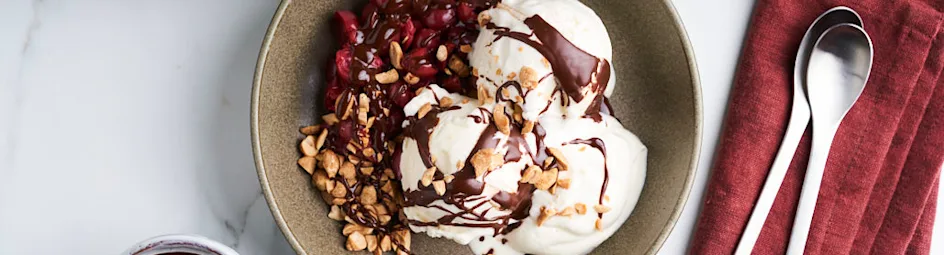 Dame blanche met zelfgemaakte chocoladesaus en kersen