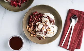 Dame blanche met zelfgemaakte chocoladesaus en kersen