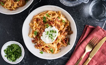 Pasta met gekaramelliseerde-uiensaus en burrata