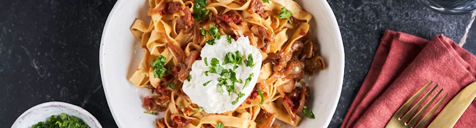 Pasta met gekaramelliseerde-uiensaus en burrata