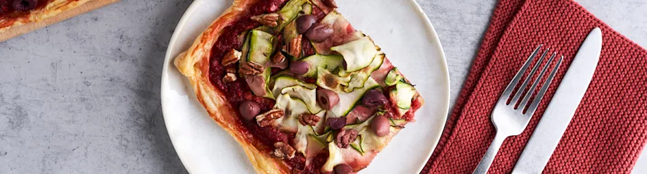 Plaattaart met courgette en bietenspread