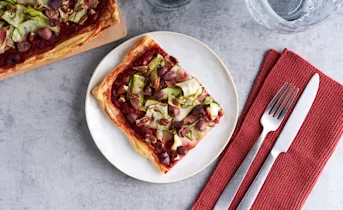 Plaattaart met courgette en bietenspread