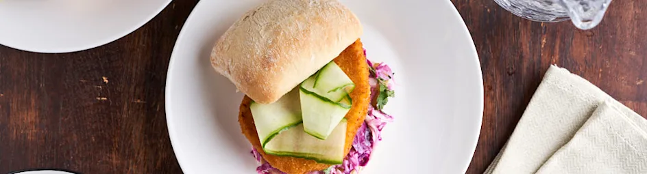 Vegetarische hoisin kipburgers met frisse coleslaw
