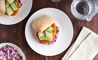 Vegetarische hoisin kipburgers met frisse coleslaw