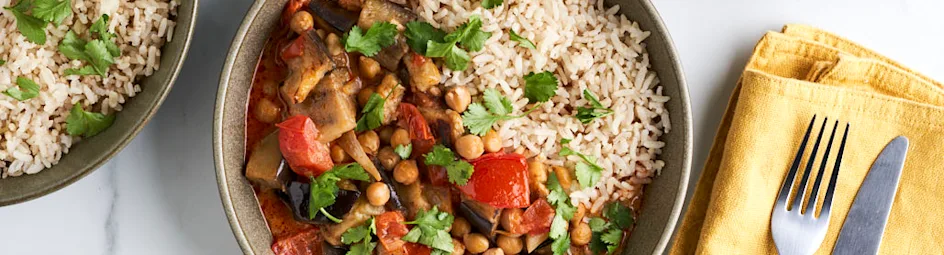 Aubergine-kikkererwtencurry met rijst en naan