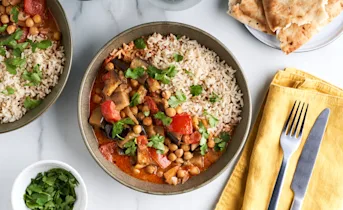 Aubergine-kikkererwtencurry met rijst en naan