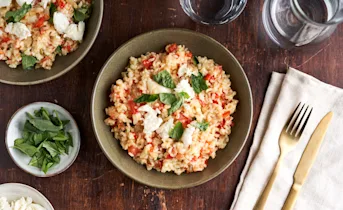Caprese risotto met mozzarella, tomaat en basilicum