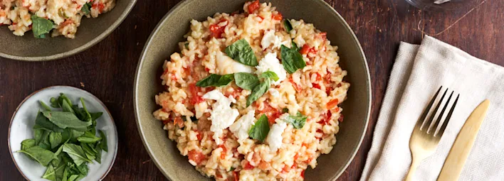 Caprese risotto met mozzarella, tomaat en basilicum