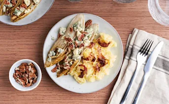 Geroosterde witlof met blauwe kaas, spek en noten