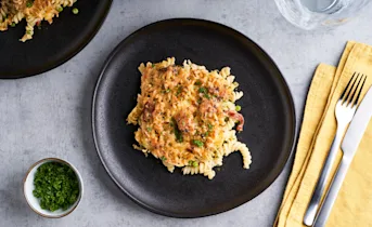Pasta ovenschotel met doperwten, zalm en zongedroogde tomaat