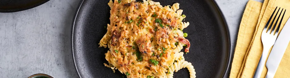 Pasta ovenschotel met doperwten, zalm en zongedroogde tomaat