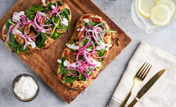 Loaded focaccia met currykip en spinazie