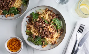 Snelle noedels met gehakt, paksoi en pindacrunch