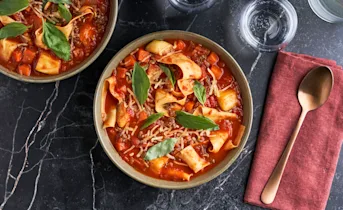 Lasagnesoep met courgette en basilicum