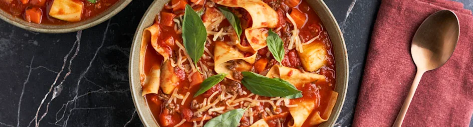 Lasagnesoep met courgette en basilicum