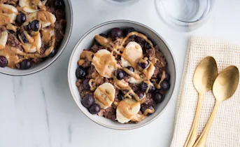 Overnight oats met cacao, pindakaas en blauwe bessen
