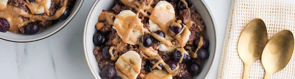 Overnight oats met cacao, pindakaas en blauwe bessen