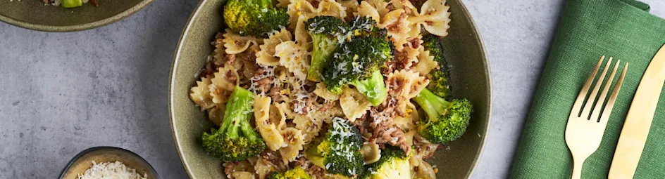 Farfalle met broccoli en gehakt