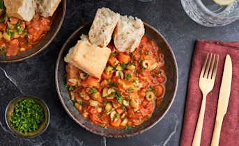 Spaanse tomatenstoof met bonen, wortel en witvis
