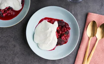 Luchtige roomyoghurt met rood fruit