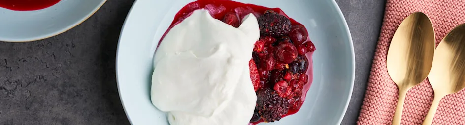 Luchtige roomyoghurt met rood fruit