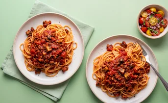 Pasta met vega gehakt en champignons in tomatensaus