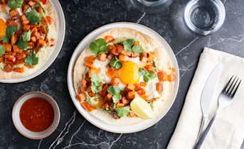 Breakfast taco’s met gebakken ei, avocado en zoete aardappel