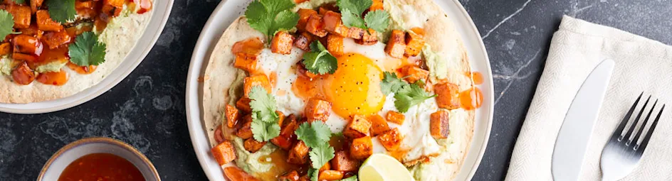 Breakfast taco’s met gebakken ei, avocado en zoete aardappel