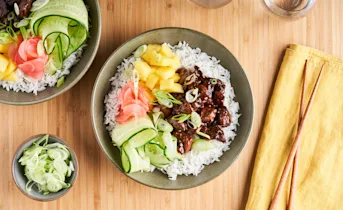 Poké bowl met kip, mango en ingelegde radijs
