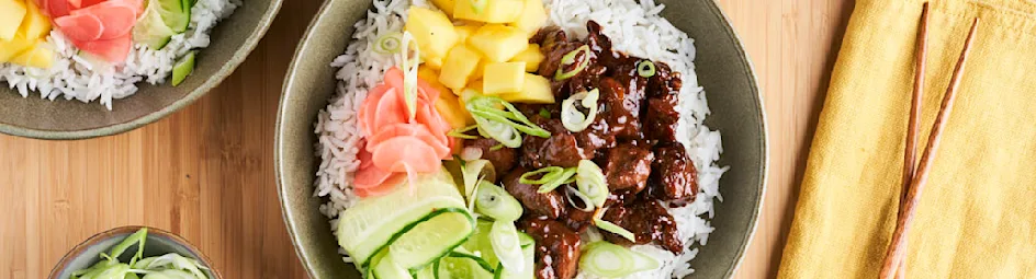 Poké bowl met kip, mango en ingelegde radijs