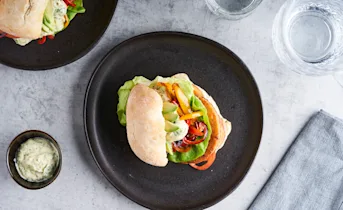 Vegetarische groenteburgers met avocado