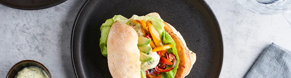 Vegetarische groenteburgers met avocado
