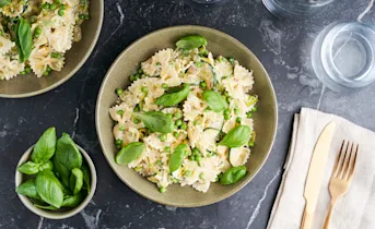 Zomerse pasta met groene groenten en ricotta