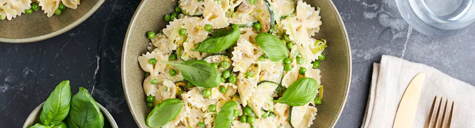 Zomerse pasta met groene groenten en ricotta