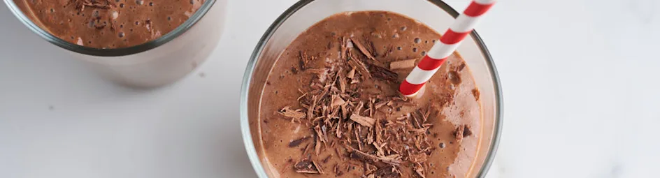 Chocolade-dadelsmoothie met banaan
