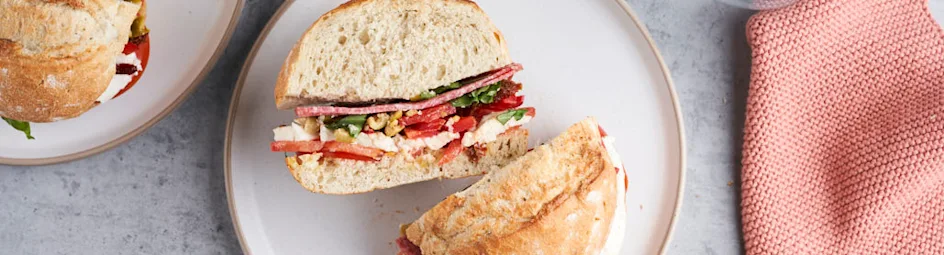 Italiaans picknickbrood met salami
