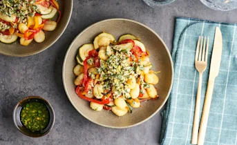 Gnocchi uit de oven met groenten en salsa verde