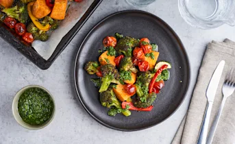 Traybake met zoete aardappel, geroosterde groenten en chimichurri