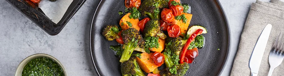 Traybake met zoete aardappel, geroosterde groenten en chimichurri