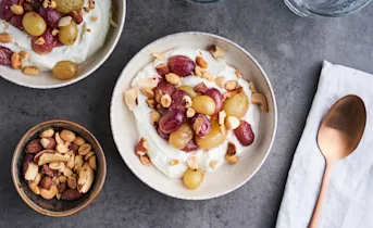 Skyr met geroosterde druiven en noten