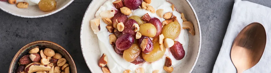 Skyr met geroosterde druiven en noten
