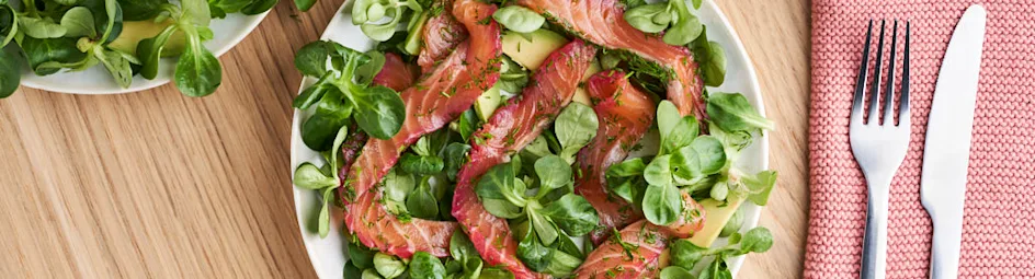 Zelfgemaakte gravad lachs met veldsla