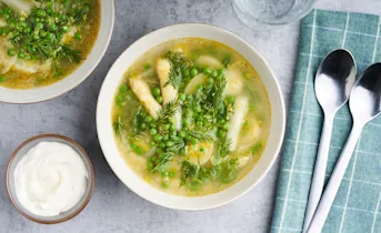 Lentesoep met doperwten, asperges en krieltjes