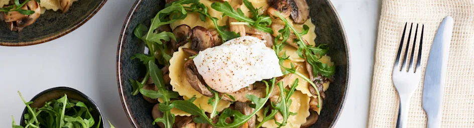 Ravioli met paddenstoelen en gepocheerd ei