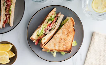 BLT-sandwich met sardientjes en citroenmayonaise