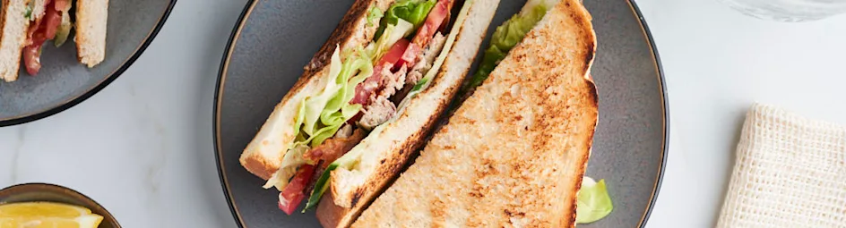 BLT-sandwich met sardientjes en citroenmayonaise