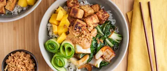 Vegetarische poké bowl met tofu