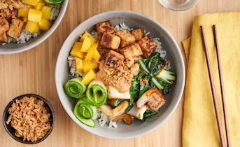 Vegetarische poké bowl met tofu