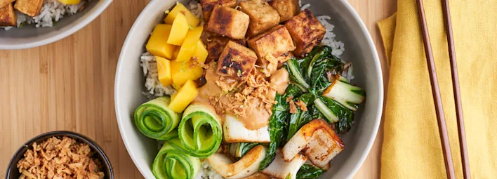 Vegetarische poké bowl met tofu