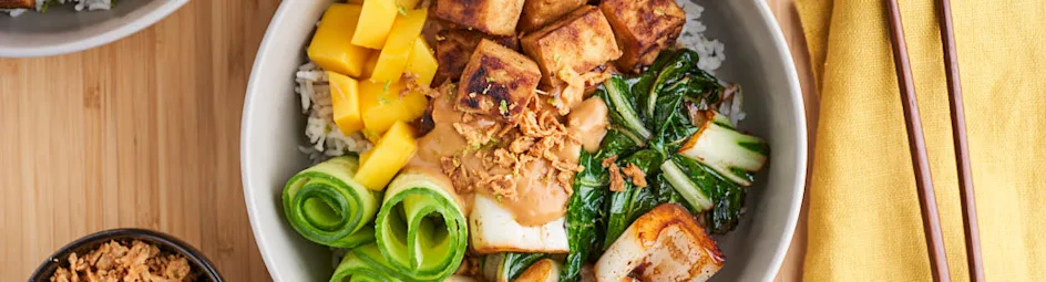Vegetarische poké bowl met tofu